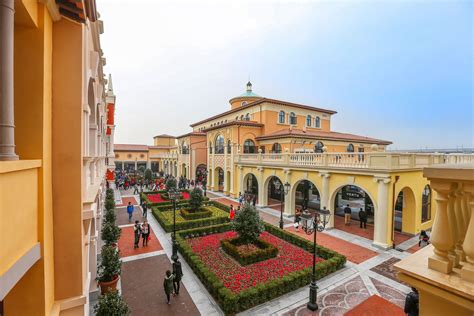 florentia village outlets.